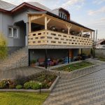 Terasă suspendată din lemn pentru locuință