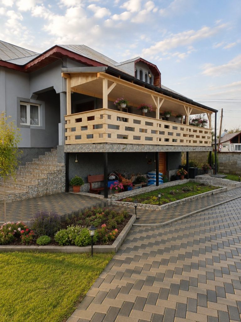 Terasă suspendată din lemn pentru locuință
